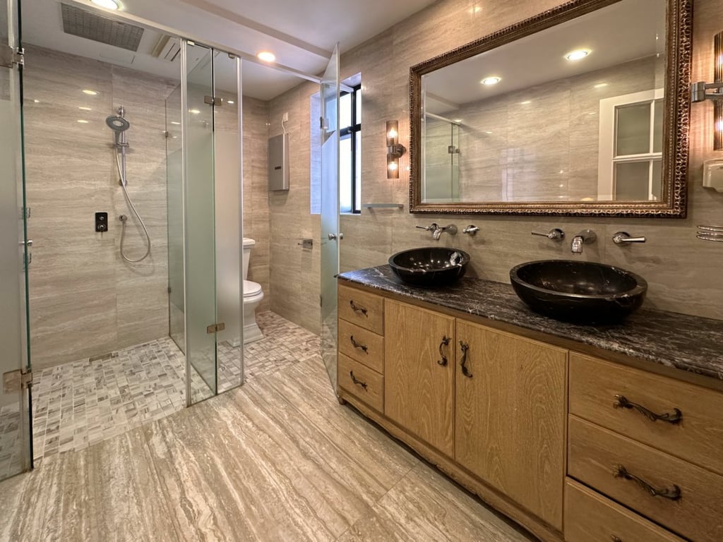 https://img.propertyraptor.com/cdn-cgi/imagedelivery/KD5bF_AFL0JDTbKLWF7z9g/ap8/ap8_001/hornet/prp/img/ac3987fe141f79ab23de869f6d993350.jpg/public