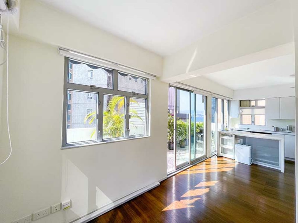 https://img.propertyraptor.com/cdn-cgi/imagedelivery/KD5bF_AFL0JDTbKLWF7z9g/ap8/ap8_001/hornet/prp/img/ac433b4e90c2c5b8c3c2c258941cdcbb.jpg/public