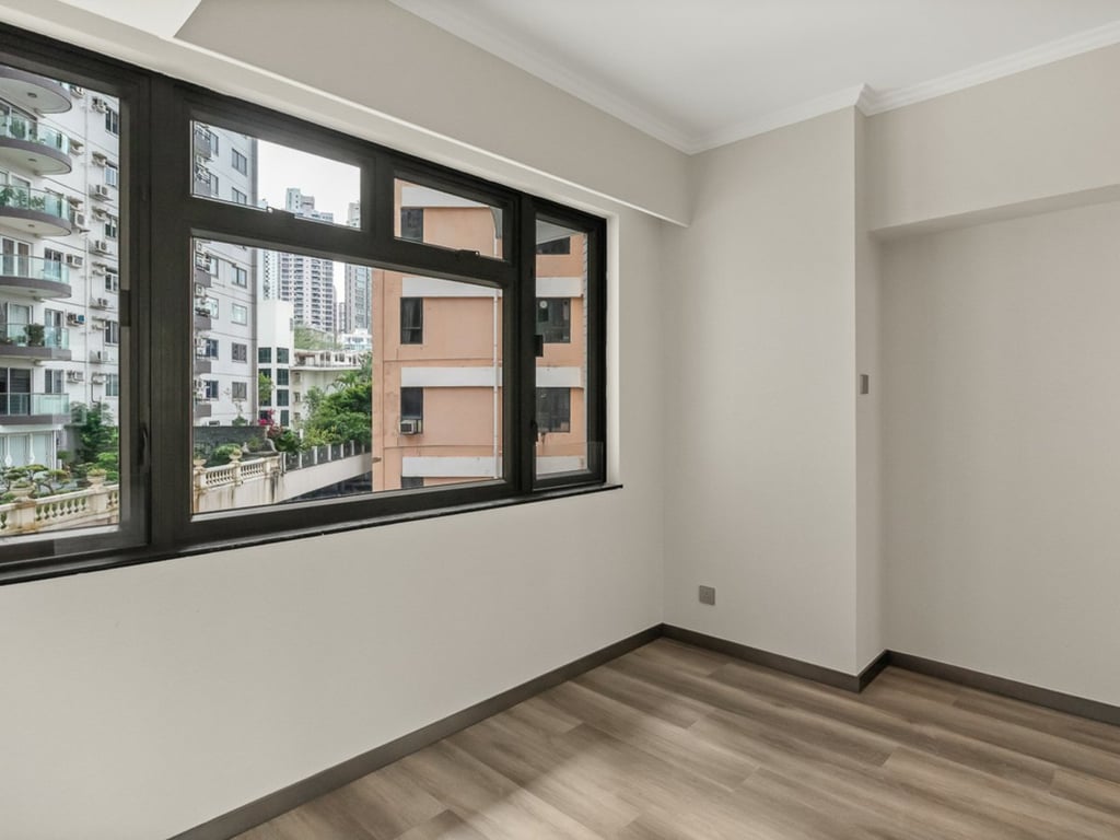 https://img.propertyraptor.com/cdn-cgi/imagedelivery/KD5bF_AFL0JDTbKLWF7z9g/ap8/ap8_001/hornet/prp/img/ac5d59d066f2d418d969ea6e9e99fd1e.jpg/public