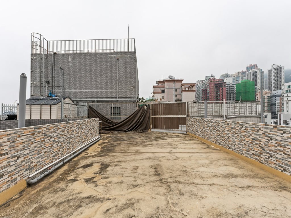 https://img.propertyraptor.com/cdn-cgi/imagedelivery/KD5bF_AFL0JDTbKLWF7z9g/ap8/ap8_001/hornet/prp/img/ac824ff12f3b958bff836d95e6dcb7b2.jpg/public