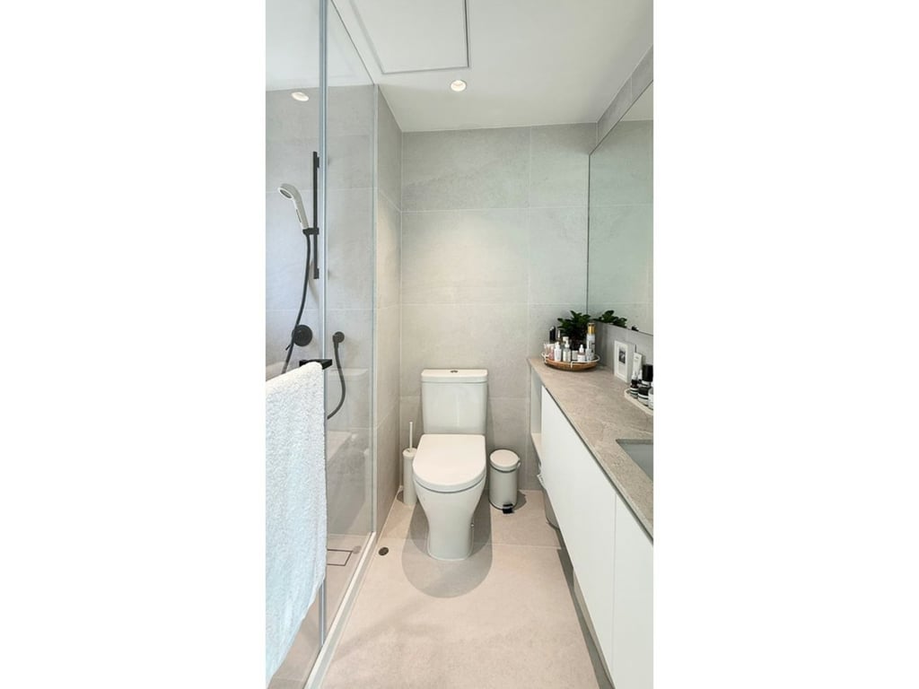 https://img.propertyraptor.com/cdn-cgi/imagedelivery/KD5bF_AFL0JDTbKLWF7z9g/ap8/ap8_001/hornet/prp/img/acb4055dac729f82d371576dd18fbf5d.jpg/public