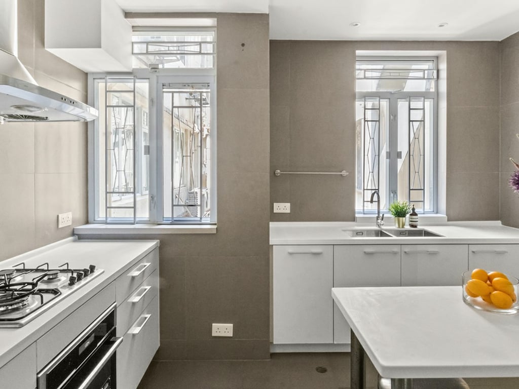 https://img.propertyraptor.com/cdn-cgi/imagedelivery/KD5bF_AFL0JDTbKLWF7z9g/ap8/ap8_001/hornet/prp/img/acfab406b00bc113f79093e0cdfac332.jpg/public