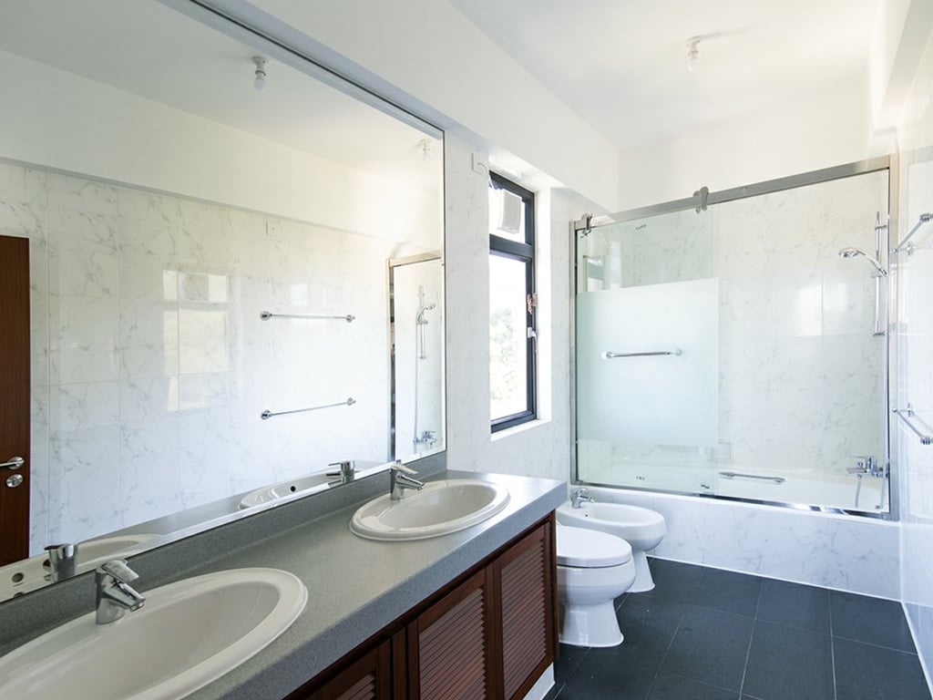 https://img.propertyraptor.com/cdn-cgi/imagedelivery/KD5bF_AFL0JDTbKLWF7z9g/ap8/ap8_001/hornet/prp/img/ad257c9c767f1b0ddbd621f053c3f871.jpg/public