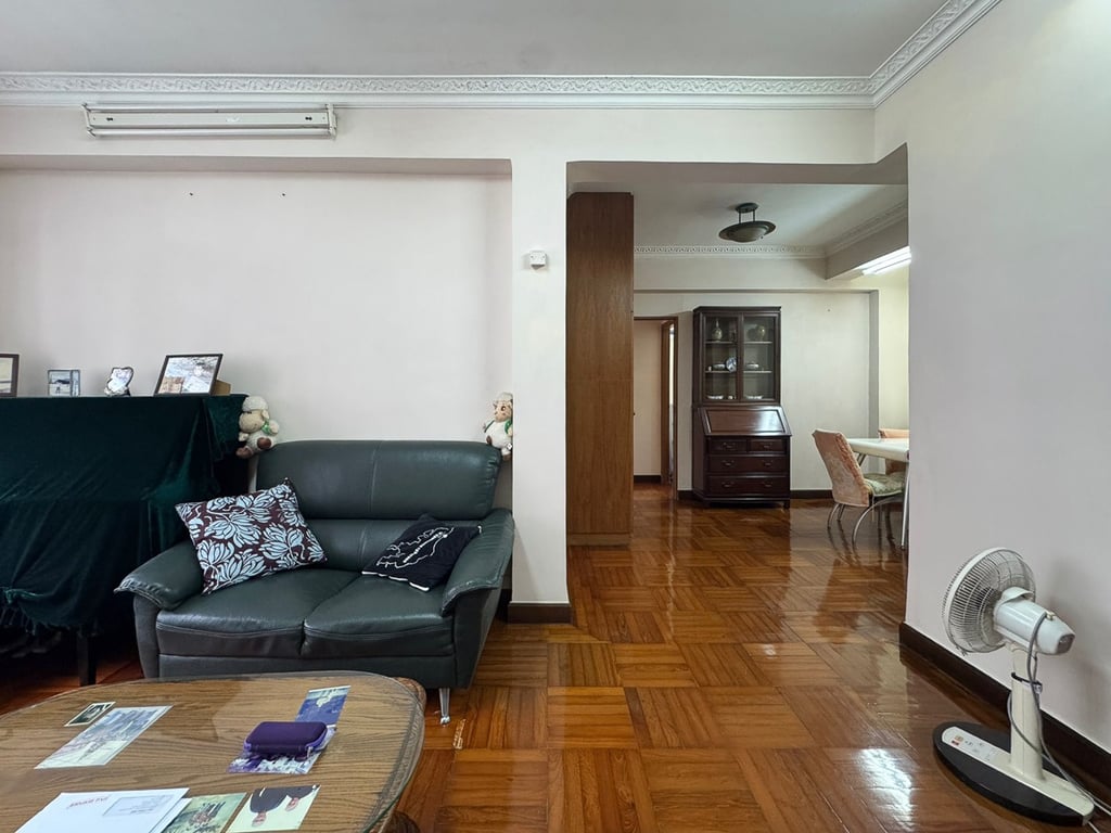 https://img.propertyraptor.com/cdn-cgi/imagedelivery/KD5bF_AFL0JDTbKLWF7z9g/ap8/ap8_001/hornet/prp/img/ad96778787bce84b0bb48d881d9ffc22-wtm.jpg/public