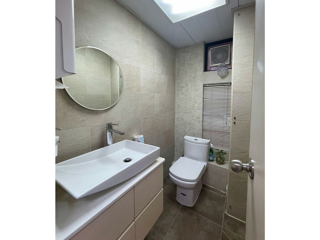 https://img.propertyraptor.com/cdn-cgi/imagedelivery/KD5bF_AFL0JDTbKLWF7z9g/ap8/ap8_001/hornet/prp/img/adf2d62ab1b7da063cc0afb35524353c.jpg/public