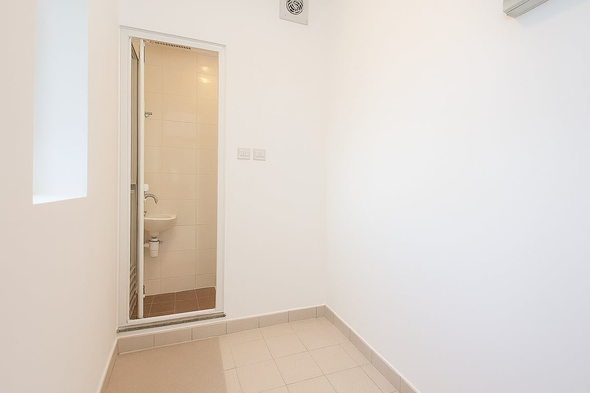 https://img.propertyraptor.com/cdn-cgi/imagedelivery/KD5bF_AFL0JDTbKLWF7z9g/ap8/ap8_001/hornet/prp/img/ae14294bf4329d7cd41263b8eaa2a398-wtm.jpg/public