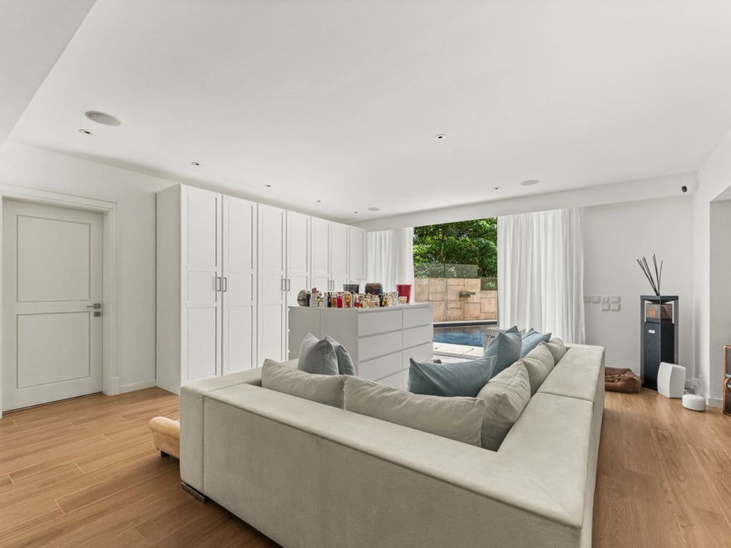https://img.propertyraptor.com/cdn-cgi/imagedelivery/KD5bF_AFL0JDTbKLWF7z9g/ap8/ap8_001/hornet/prp/img/ae7cfacc92e75870927f35612b294c69-wtm.jpg/public