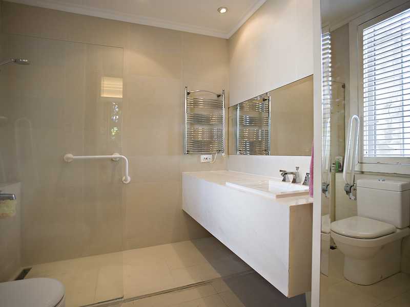 https://img.propertyraptor.com/cdn-cgi/imagedelivery/KD5bF_AFL0JDTbKLWF7z9g/ap8/ap8_001/hornet/prp/img/ae90326b85fdd01413a460d521851f80.jpg/public