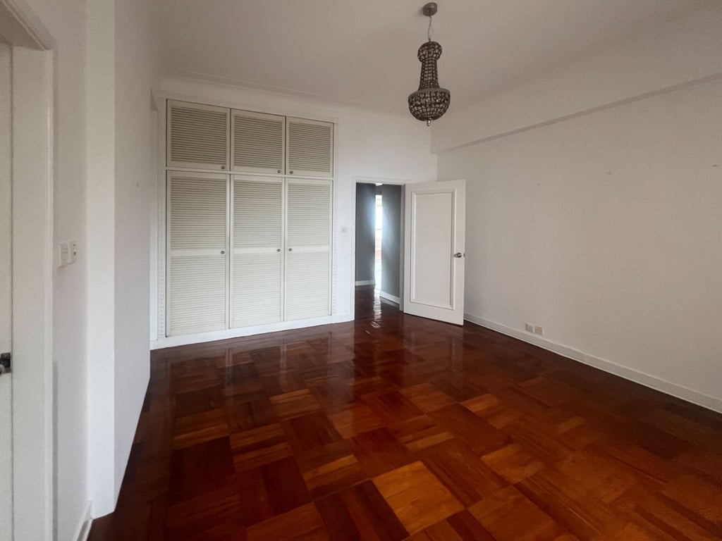 https://img.propertyraptor.com/cdn-cgi/imagedelivery/KD5bF_AFL0JDTbKLWF7z9g/ap8/ap8_001/hornet/prp/img/aea1c5a5f8d7e5b197d270013577203a.jpg/public