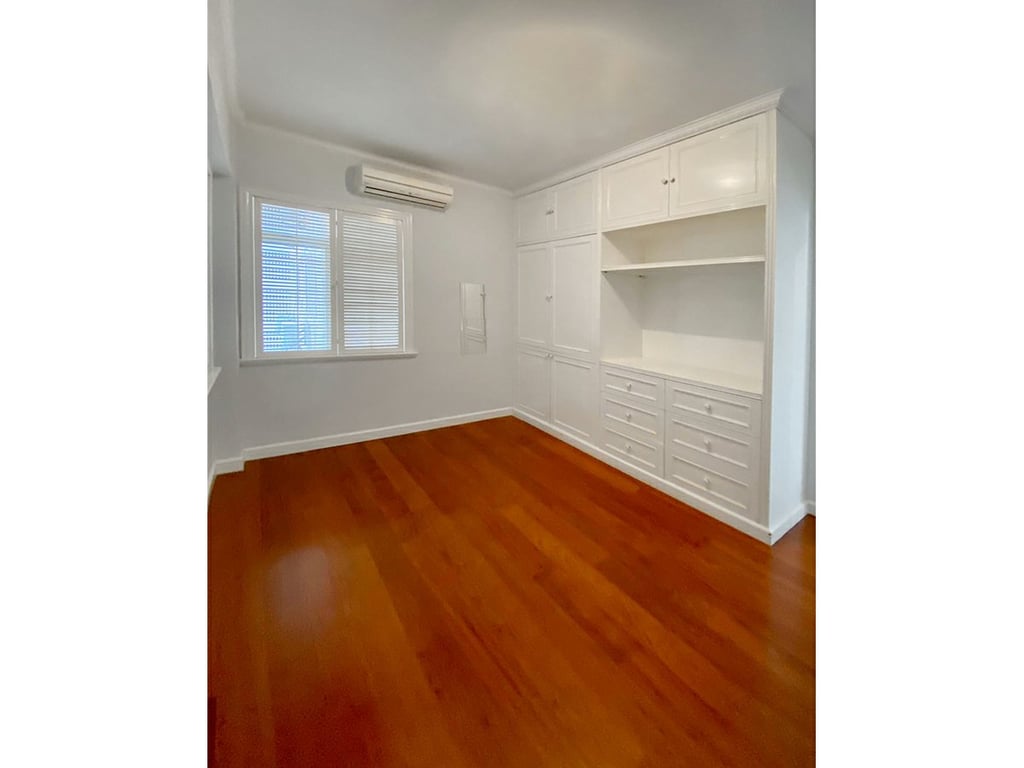 https://img.propertyraptor.com/cdn-cgi/imagedelivery/KD5bF_AFL0JDTbKLWF7z9g/ap8/ap8_001/hornet/prp/img/af11802c23779042114976c583833333.jpg/public