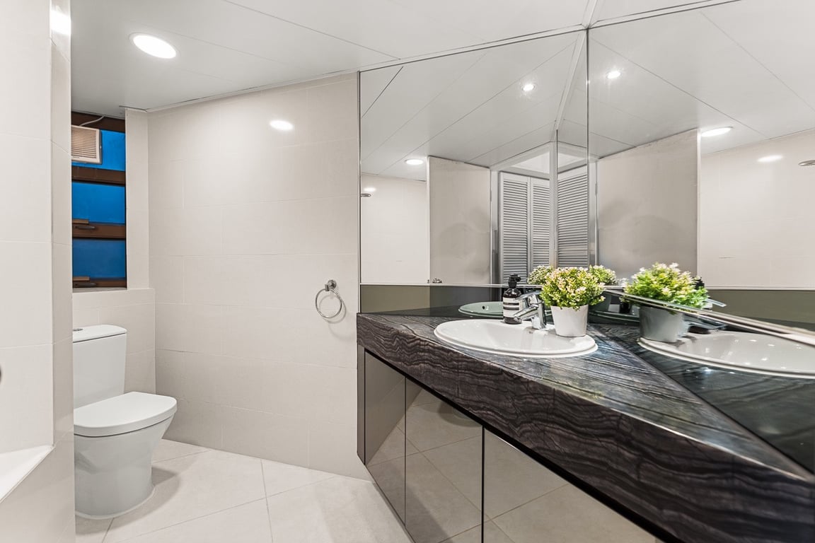 https://img.propertyraptor.com/cdn-cgi/imagedelivery/KD5bF_AFL0JDTbKLWF7z9g/ap8/ap8_001/hornet/prp/img/af1ef3323ff77bf73ad8dd9e0ce88bc1-wtm.jpg/public