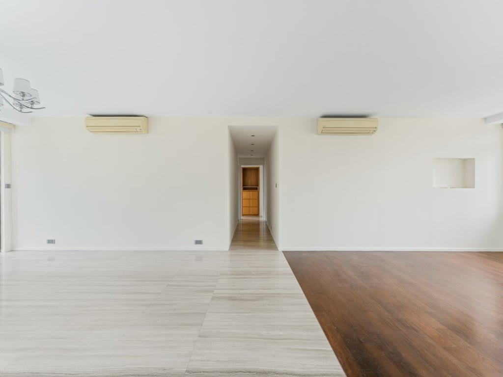 https://img.propertyraptor.com/cdn-cgi/imagedelivery/KD5bF_AFL0JDTbKLWF7z9g/ap8/ap8_001/hornet/prp/img/af2441eff57ea069bd09566635778067.jpg/public