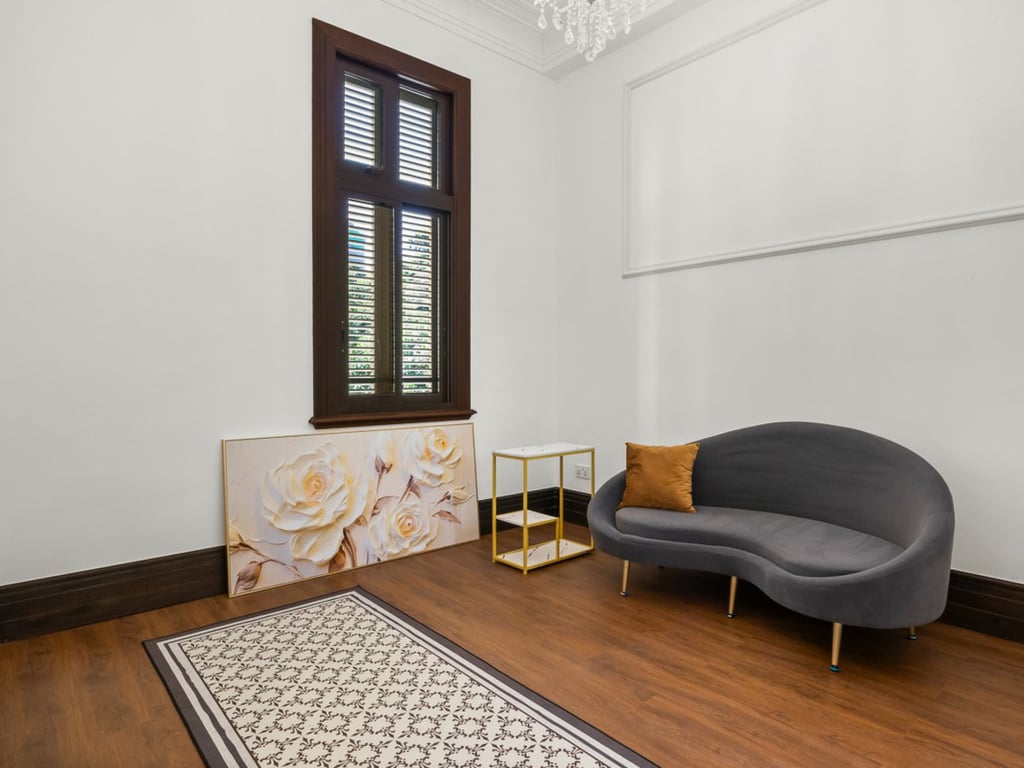 https://img.propertyraptor.com/cdn-cgi/imagedelivery/KD5bF_AFL0JDTbKLWF7z9g/ap8/ap8_001/hornet/prp/img/af6a5f16f55ae01231814287794e07e1.jpg/public