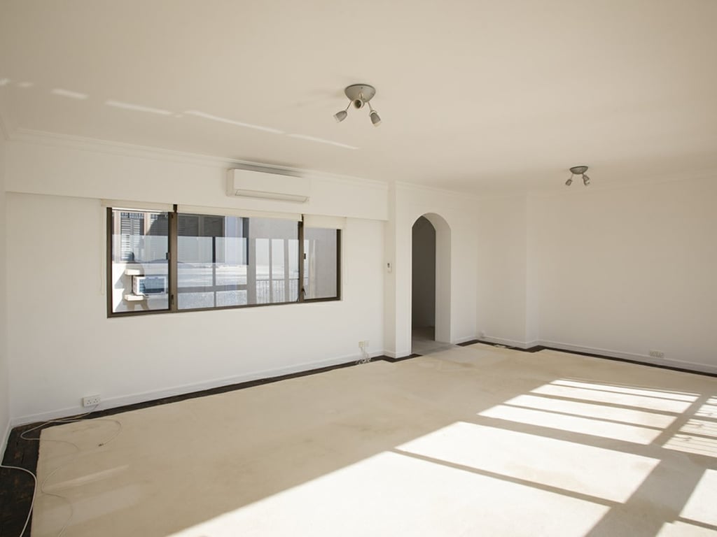 https://img.propertyraptor.com/cdn-cgi/imagedelivery/KD5bF_AFL0JDTbKLWF7z9g/ap8/ap8_001/hornet/prp/img/b002e523b3545826a0c4ff1ab87fb436.jpg/public