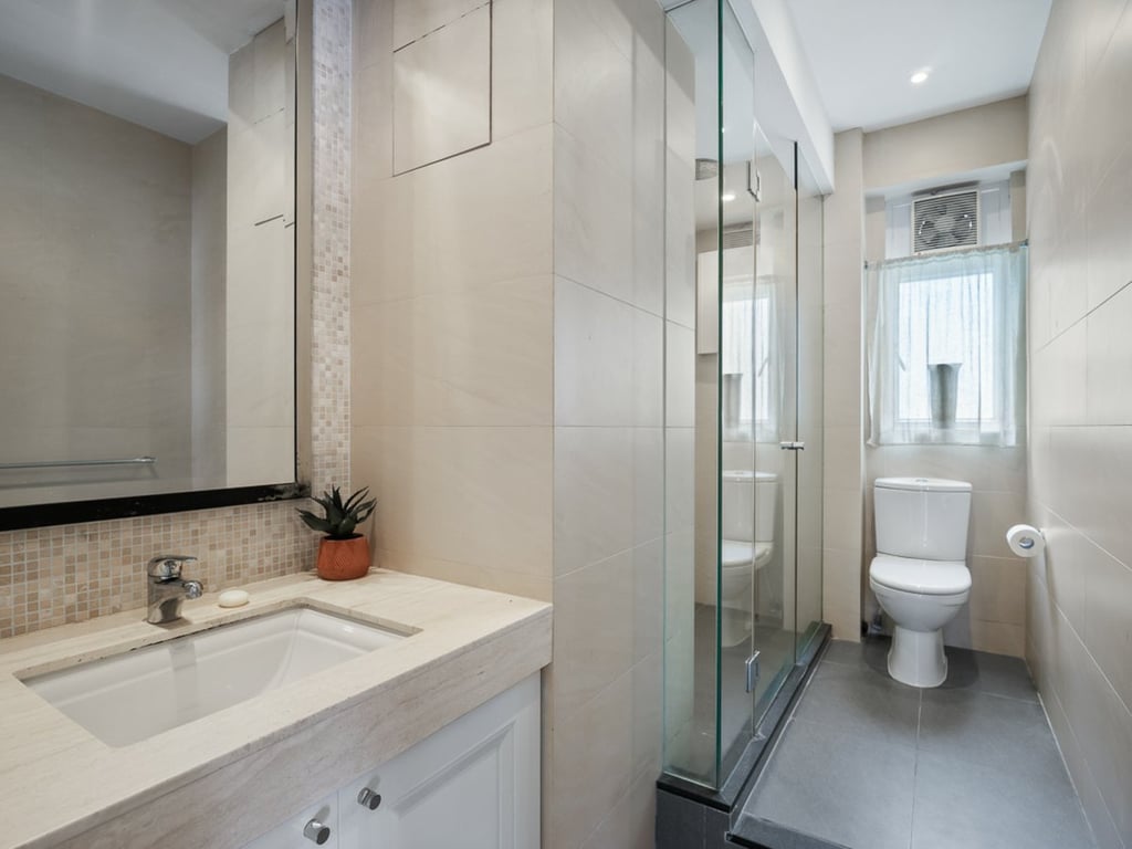 https://img.propertyraptor.com/cdn-cgi/imagedelivery/KD5bF_AFL0JDTbKLWF7z9g/ap8/ap8_001/hornet/prp/img/b0183e98f251e4be493318e545a194b1.jpg/public