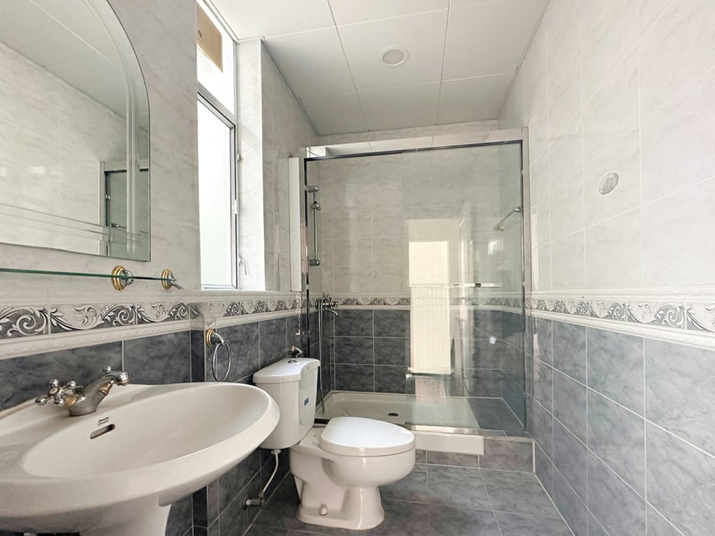 https://img.propertyraptor.com/cdn-cgi/imagedelivery/KD5bF_AFL0JDTbKLWF7z9g/ap8/ap8_001/hornet/prp/img/b02fd149d4ddbb1e3b651399733f9657.jpg/public
