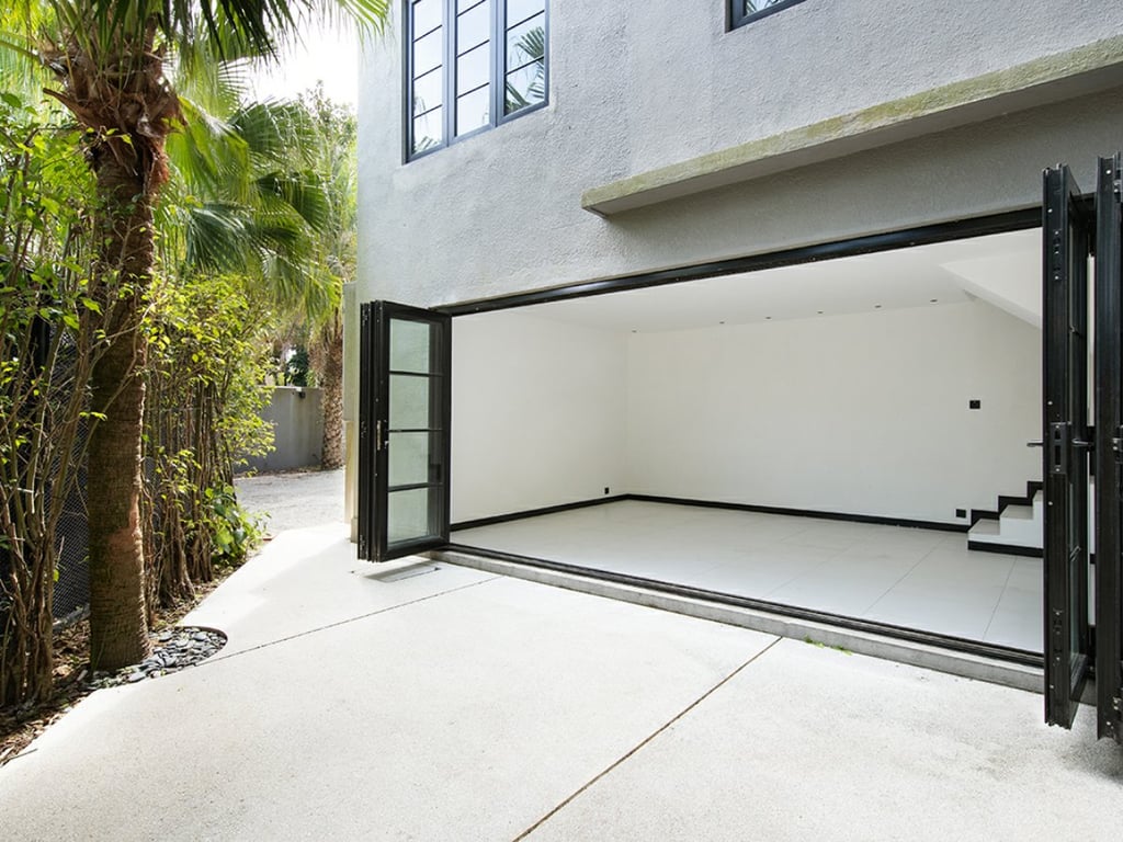 https://img.propertyraptor.com/cdn-cgi/imagedelivery/KD5bF_AFL0JDTbKLWF7z9g/ap8/ap8_001/hornet/prp/img/b04fc43afb720bcae2543a56cf6de7b7.jpg/public