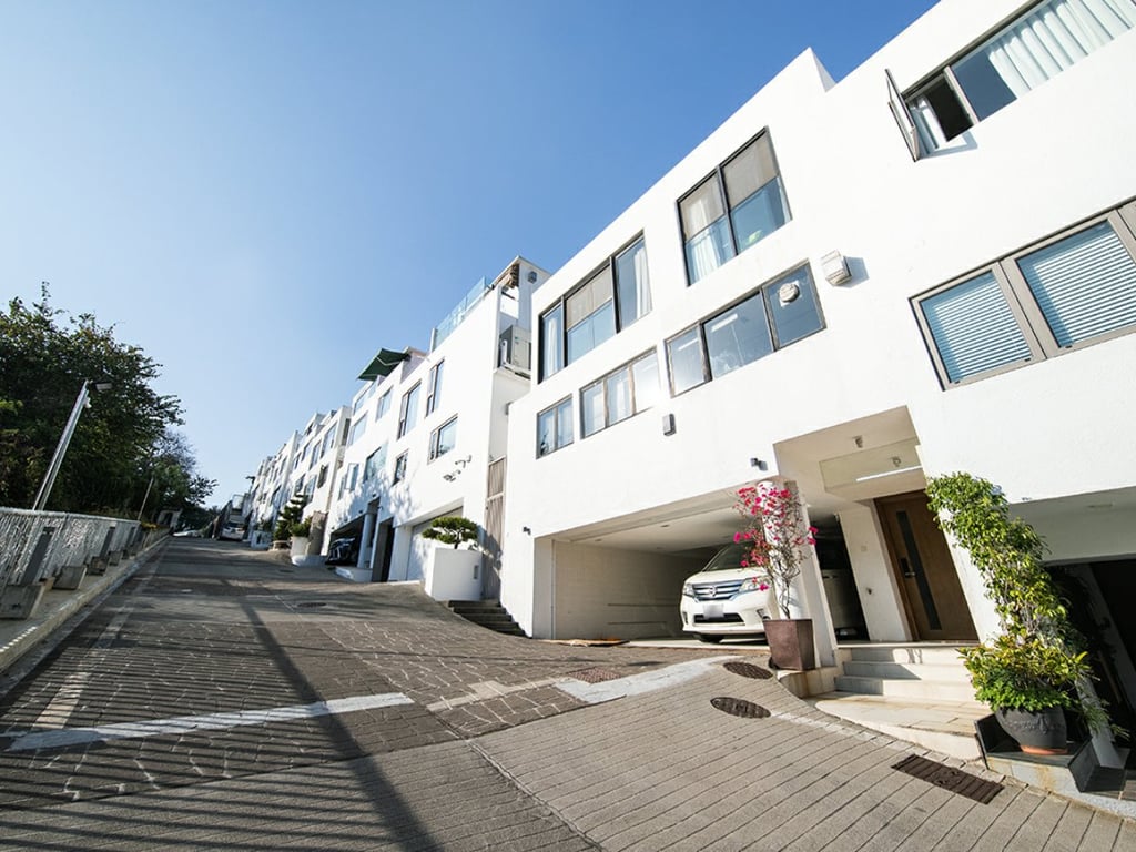 https://img.propertyraptor.com/cdn-cgi/imagedelivery/KD5bF_AFL0JDTbKLWF7z9g/ap8/ap8_001/hornet/prp/img/b0933070488e65a6659e40da0643c733.jpg/public