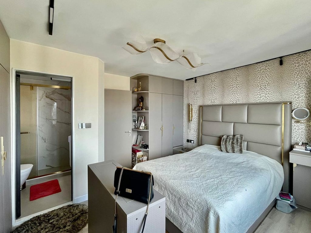 https://img.propertyraptor.com/cdn-cgi/imagedelivery/KD5bF_AFL0JDTbKLWF7z9g/ap8/ap8_001/hornet/prp/img/b0b937e43fdc10633102cb59455247e5.jpg/public