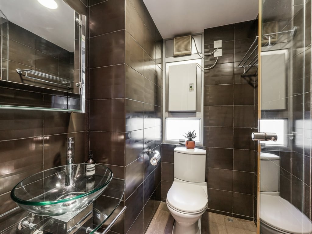 https://img.propertyraptor.com/cdn-cgi/imagedelivery/KD5bF_AFL0JDTbKLWF7z9g/ap8/ap8_001/hornet/prp/img/b110230c5517a9e0910ba7435307c415.jpg/public