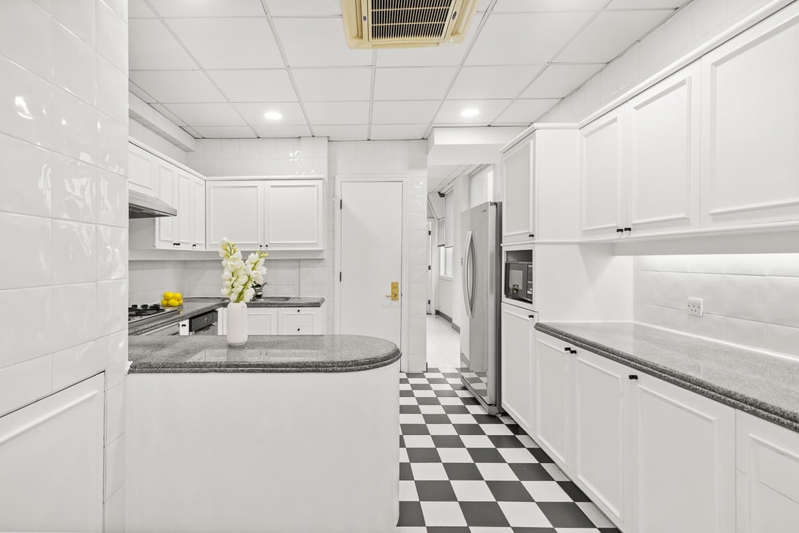 https://img.propertyraptor.com/cdn-cgi/imagedelivery/KD5bF_AFL0JDTbKLWF7z9g/ap8/ap8_001/hornet/prp/img/b115cc111d377544e98d933557d34927-wtm.jpg/public