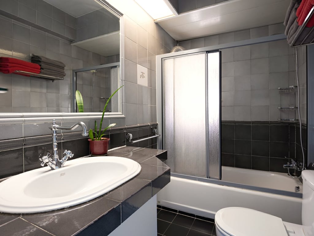 https://img.propertyraptor.com/cdn-cgi/imagedelivery/KD5bF_AFL0JDTbKLWF7z9g/ap8/ap8_001/hornet/prp/img/b288a030638cd8934c4c01c9f6d2b8f1.jpg/public