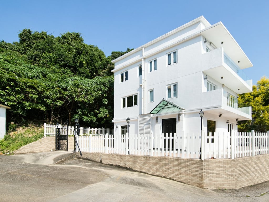 https://img.propertyraptor.com/cdn-cgi/imagedelivery/KD5bF_AFL0JDTbKLWF7z9g/ap8/ap8_001/hornet/prp/img/b2db7dcb6b6d0e6e7d097882e100c0c2.jpg/public