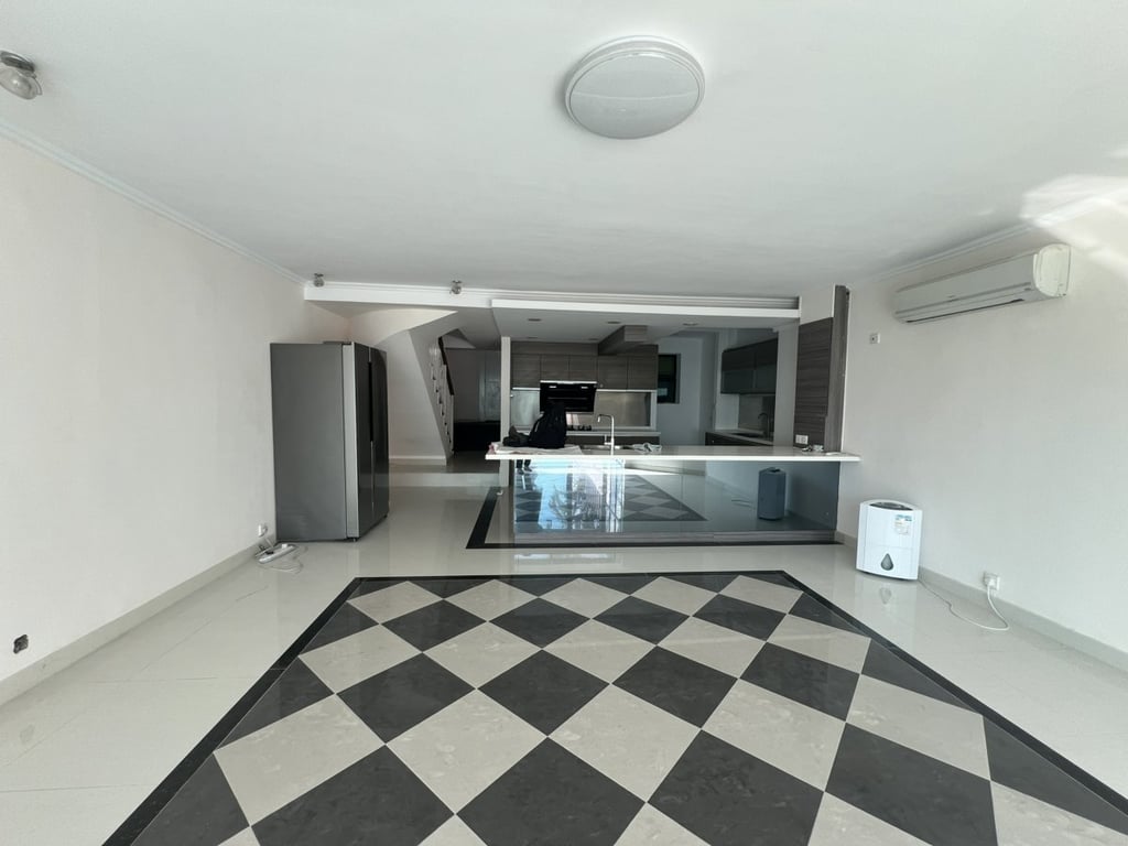 https://img.propertyraptor.com/cdn-cgi/imagedelivery/KD5bF_AFL0JDTbKLWF7z9g/ap8/ap8_001/hornet/prp/img/b319f05bdb1d75c725cd9a2e7e800828.jpg/public