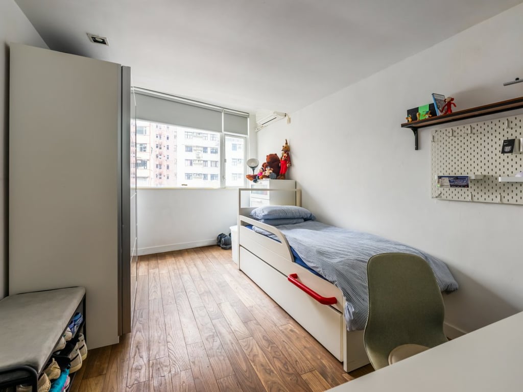 https://img.propertyraptor.com/cdn-cgi/imagedelivery/KD5bF_AFL0JDTbKLWF7z9g/ap8/ap8_001/hornet/prp/img/b33cbfd23859d40ce778b8514ad094ff.jpg/public