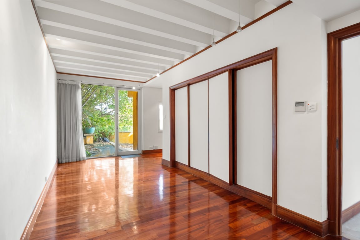 https://img.propertyraptor.com/cdn-cgi/imagedelivery/KD5bF_AFL0JDTbKLWF7z9g/ap8/ap8_001/hornet/prp/img/b3e76f24733e149f8a64b4430cd9284d-wtm.jpg/public