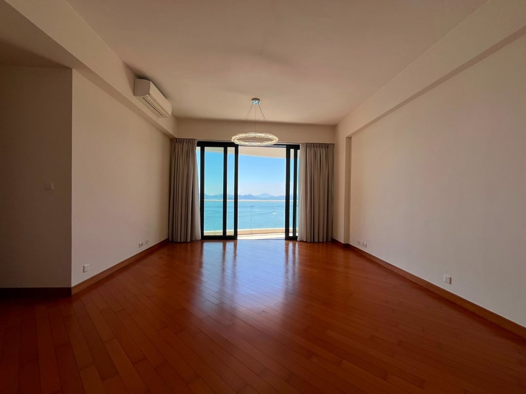 https://img.propertyraptor.com/cdn-cgi/imagedelivery/KD5bF_AFL0JDTbKLWF7z9g/ap8/ap8_001/hornet/prp/img/b4029865886889595f7d6f034079e61d-wtm.jpg/public