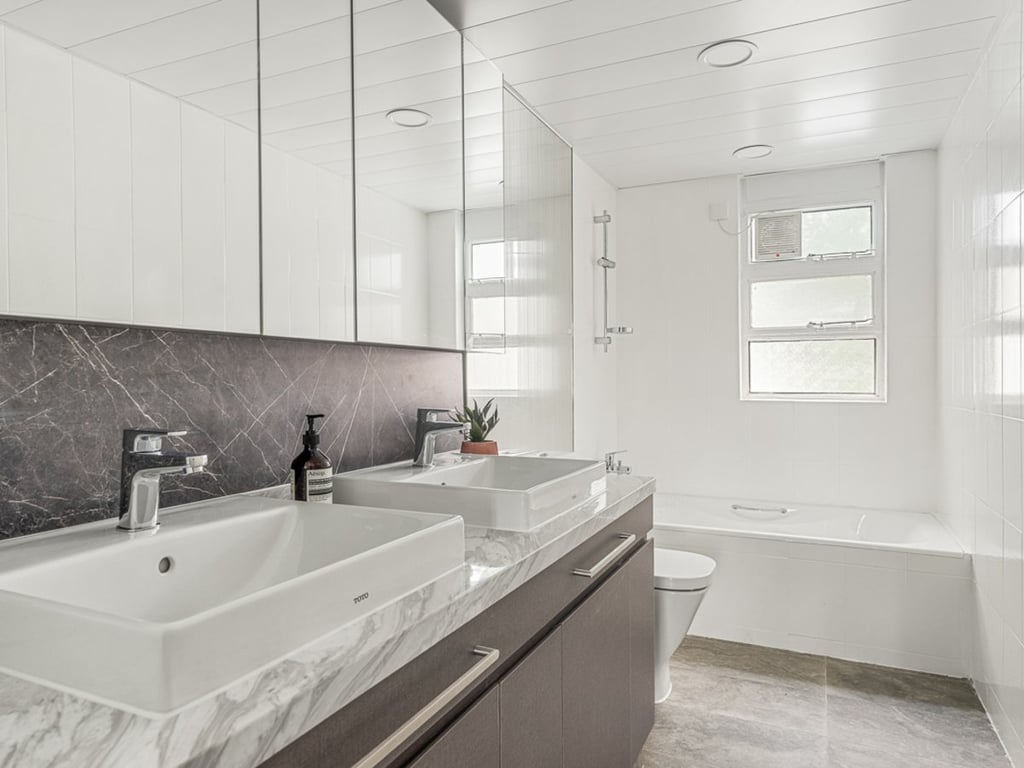 https://img.propertyraptor.com/cdn-cgi/imagedelivery/KD5bF_AFL0JDTbKLWF7z9g/ap8/ap8_001/hornet/prp/img/b426c631b65307da1b5ed00765442908.jpg/public