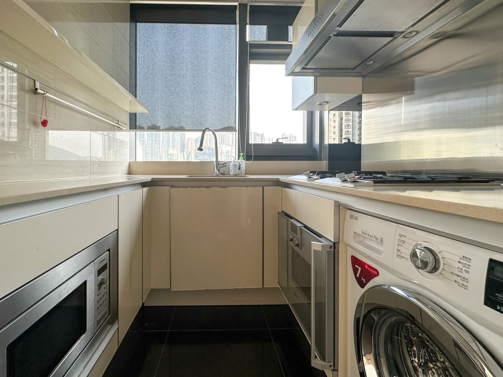 https://img.propertyraptor.com/cdn-cgi/imagedelivery/KD5bF_AFL0JDTbKLWF7z9g/ap8/ap8_001/hornet/prp/img/b48c627a5f915fe6717e1df81b9f3fec.jpg/public