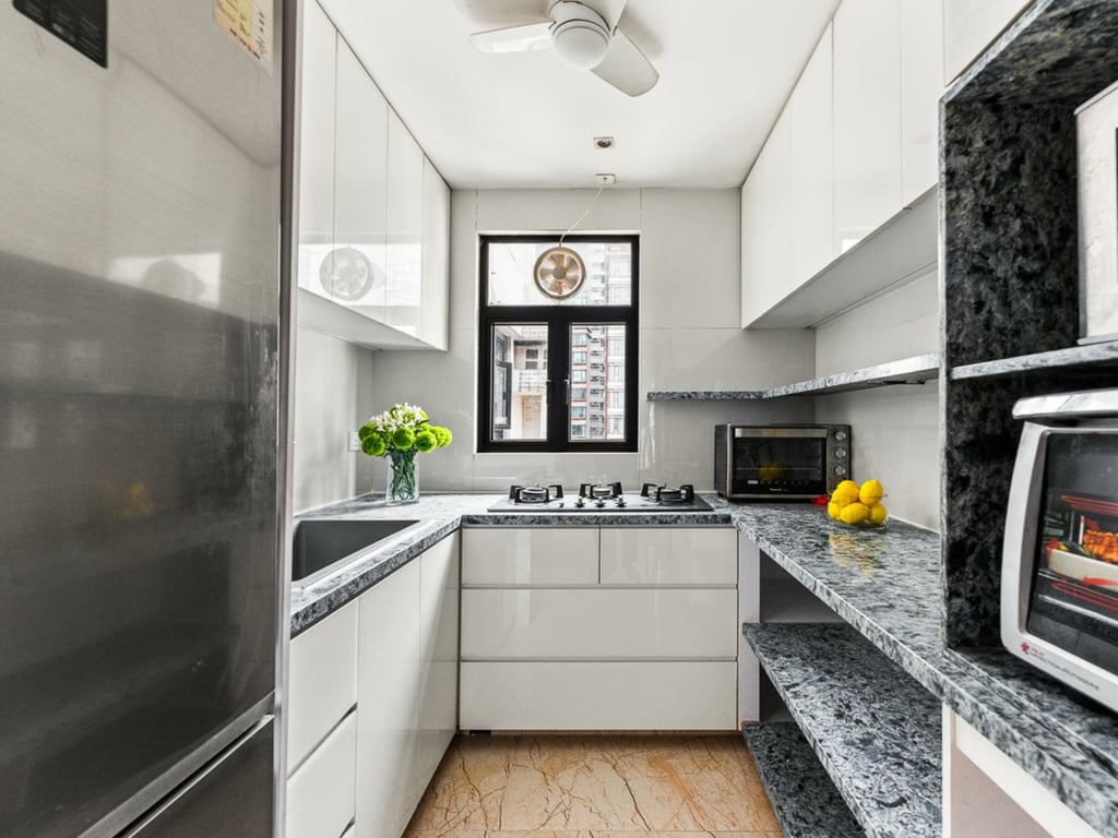 https://img.propertyraptor.com/cdn-cgi/imagedelivery/KD5bF_AFL0JDTbKLWF7z9g/ap8/ap8_001/hornet/prp/img/b49b5cf58b53b320b592d222b70d8595.jpg/public