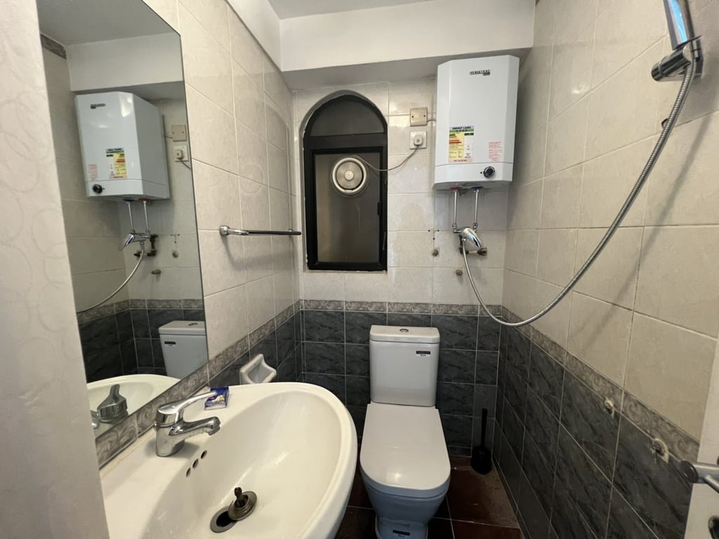 https://img.propertyraptor.com/cdn-cgi/imagedelivery/KD5bF_AFL0JDTbKLWF7z9g/ap8/ap8_001/hornet/prp/img/b4d88c4921954e576f4c9dc262d895c2.jpg/public
