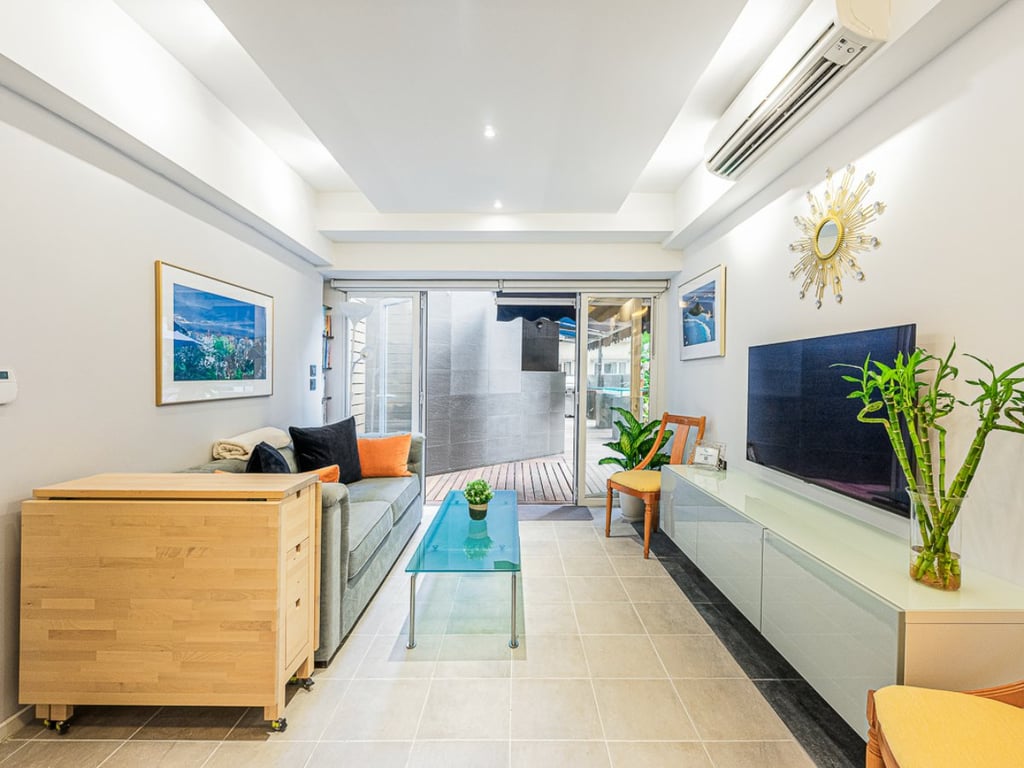 https://img.propertyraptor.com/cdn-cgi/imagedelivery/KD5bF_AFL0JDTbKLWF7z9g/ap8/ap8_001/hornet/prp/img/b4e2df994c78598cb6fd3dea942b2abd.jpg/public
