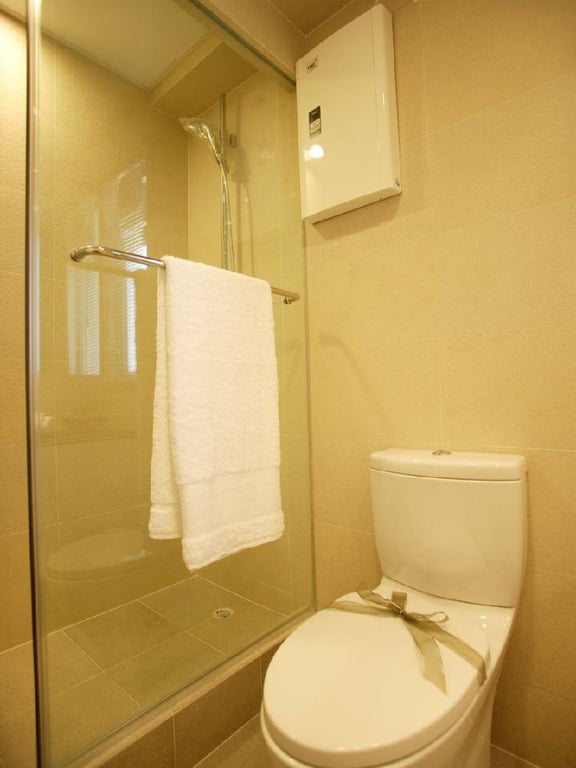 https://img.propertyraptor.com/cdn-cgi/imagedelivery/KD5bF_AFL0JDTbKLWF7z9g/ap8/ap8_001/hornet/prp/img/b4f00dac7098e2acd8bb0196cae9a06e.jpg/public