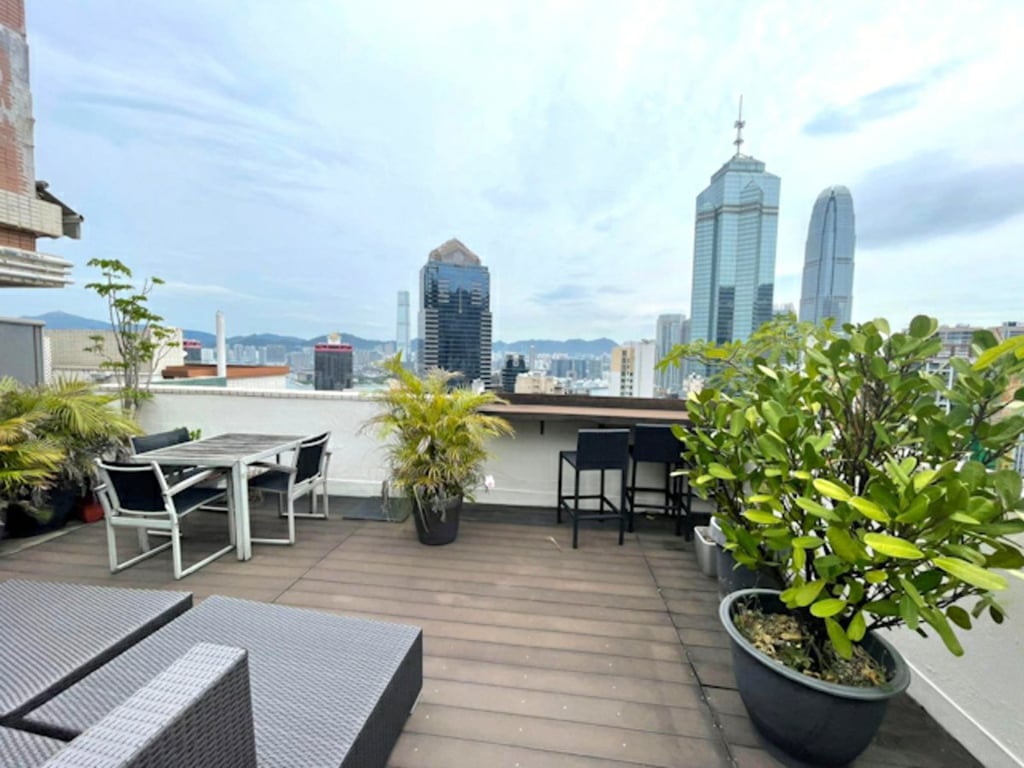 https://img.propertyraptor.com/cdn-cgi/imagedelivery/KD5bF_AFL0JDTbKLWF7z9g/ap8/ap8_001/hornet/prp/img/b4f415a8ef839fc8f8de26a56797f723-wtm.jpg/public