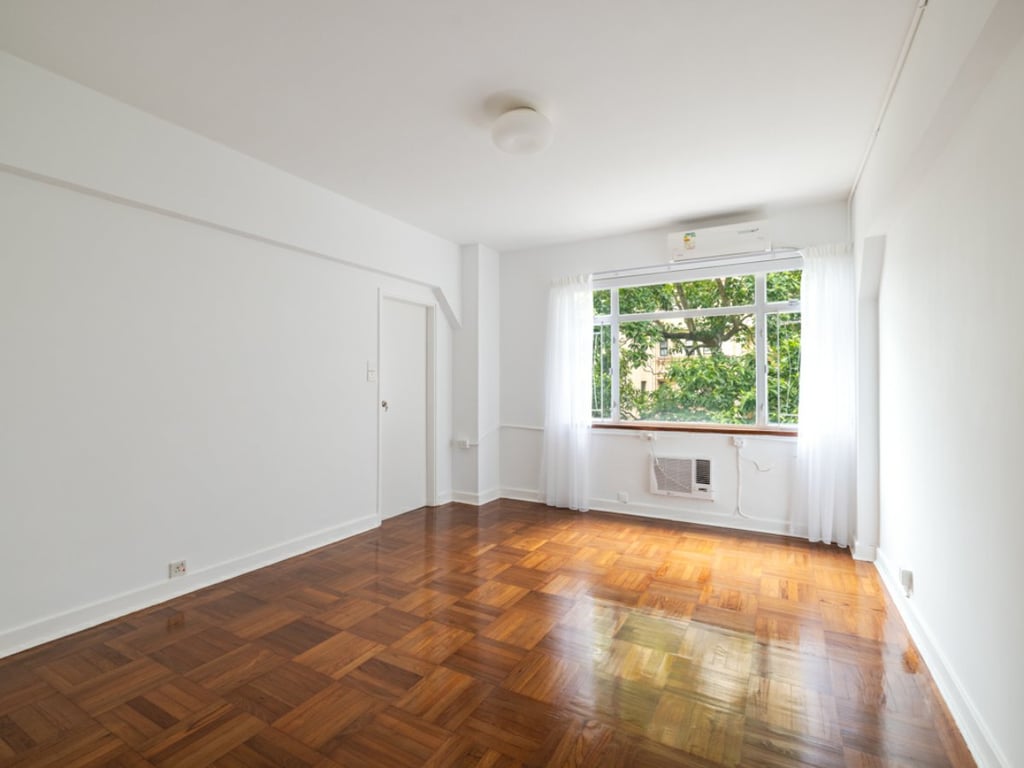 https://img.propertyraptor.com/cdn-cgi/imagedelivery/KD5bF_AFL0JDTbKLWF7z9g/ap8/ap8_001/hornet/prp/img/b59ea23af4e59f704e82f60d071c1858.jpg/public