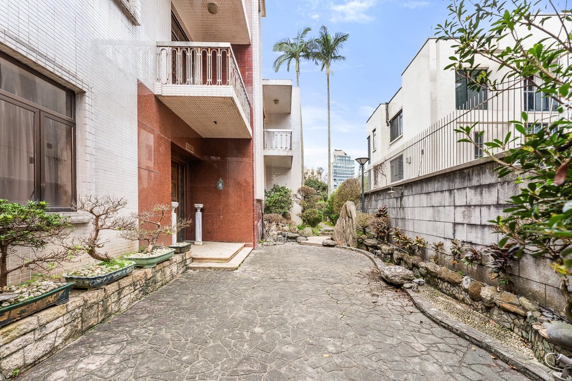 https://img.propertyraptor.com/cdn-cgi/imagedelivery/KD5bF_AFL0JDTbKLWF7z9g/ap8/ap8_001/hornet/prp/img/b5f882b1c222bf60bb2ab97cfef9159f-wtm.jpg/public