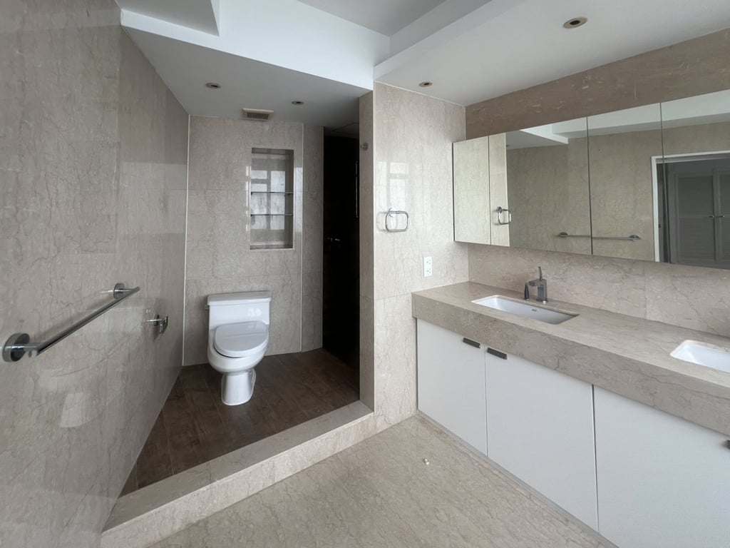 https://img.propertyraptor.com/cdn-cgi/imagedelivery/KD5bF_AFL0JDTbKLWF7z9g/ap8/ap8_001/hornet/prp/img/b63ee0f398b1ee0c30f7ae31f8131b64.jpg/public
