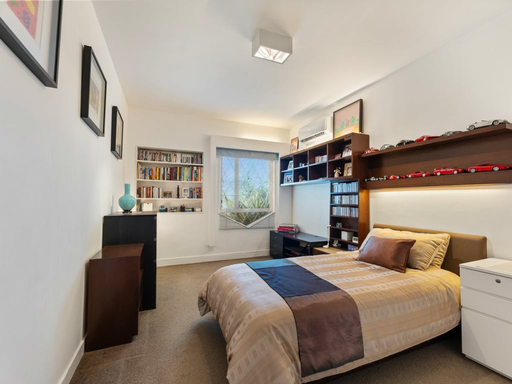 https://img.propertyraptor.com/cdn-cgi/imagedelivery/KD5bF_AFL0JDTbKLWF7z9g/ap8/ap8_001/hornet/prp/img/b688685279587076e9150801050895ec-wtm.jpg/public