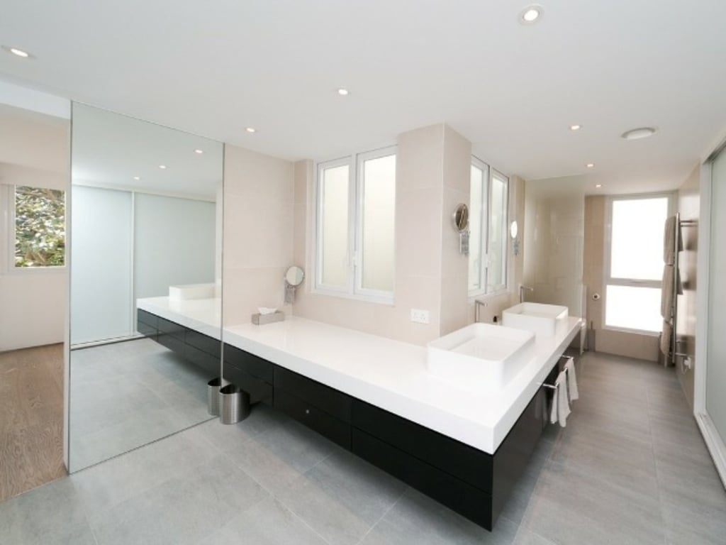https://img.propertyraptor.com/cdn-cgi/imagedelivery/KD5bF_AFL0JDTbKLWF7z9g/ap8/ap8_001/hornet/prp/img/b6a6ebcebeba53033f798f33314227fc.jpg/public