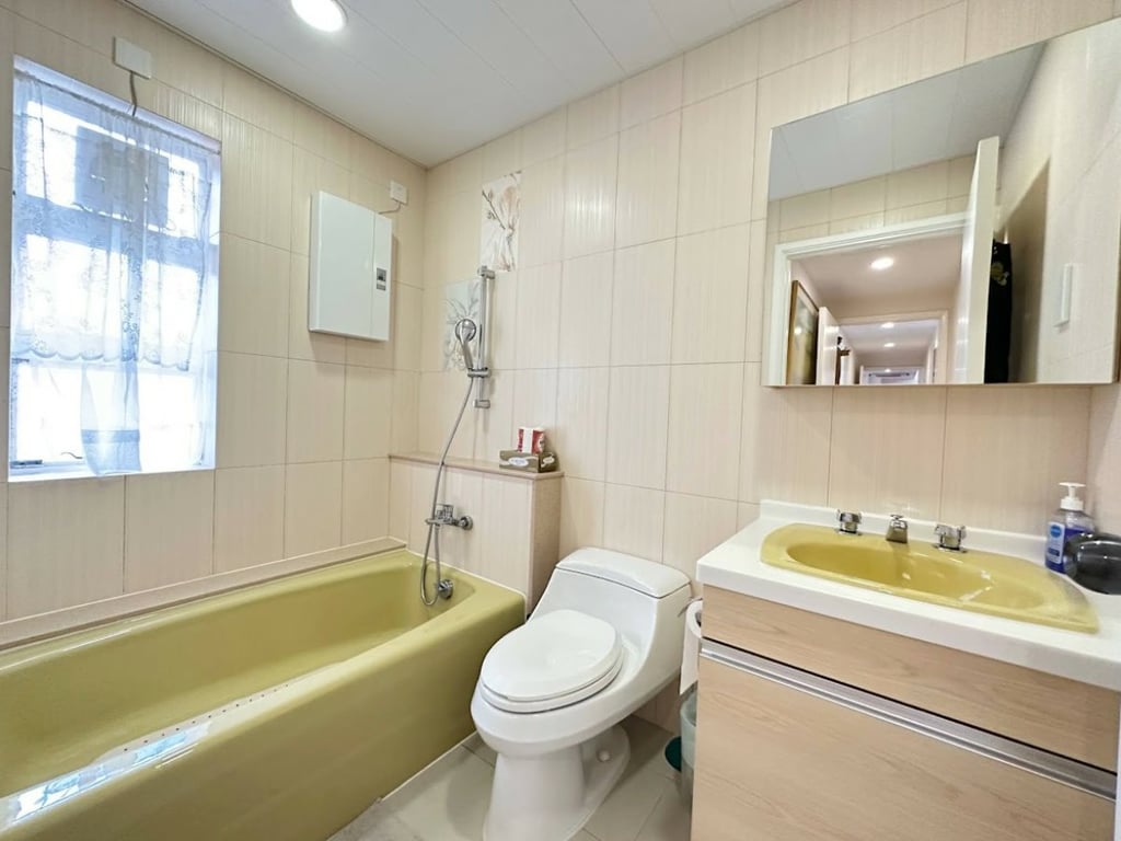 https://img.propertyraptor.com/cdn-cgi/imagedelivery/KD5bF_AFL0JDTbKLWF7z9g/ap8/ap8_001/hornet/prp/img/b6deb1c9e11f69876b810d739ceff350.jpg/public
