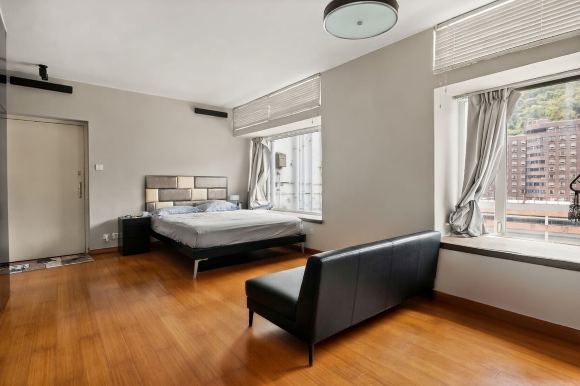 https://img.propertyraptor.com/cdn-cgi/imagedelivery/KD5bF_AFL0JDTbKLWF7z9g/ap8/ap8_001/hornet/prp/img/b7279929225c5b2a85f03a993c78792d-wtm.jpg/public