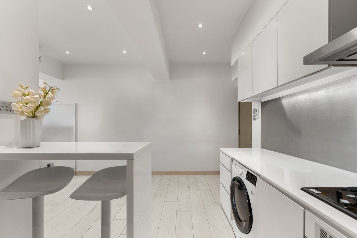 https://img.propertyraptor.com/cdn-cgi/imagedelivery/KD5bF_AFL0JDTbKLWF7z9g/ap8/ap8_001/hornet/prp/img/b7c98080272a709b3636f2500051d214-wtm.jpg/public