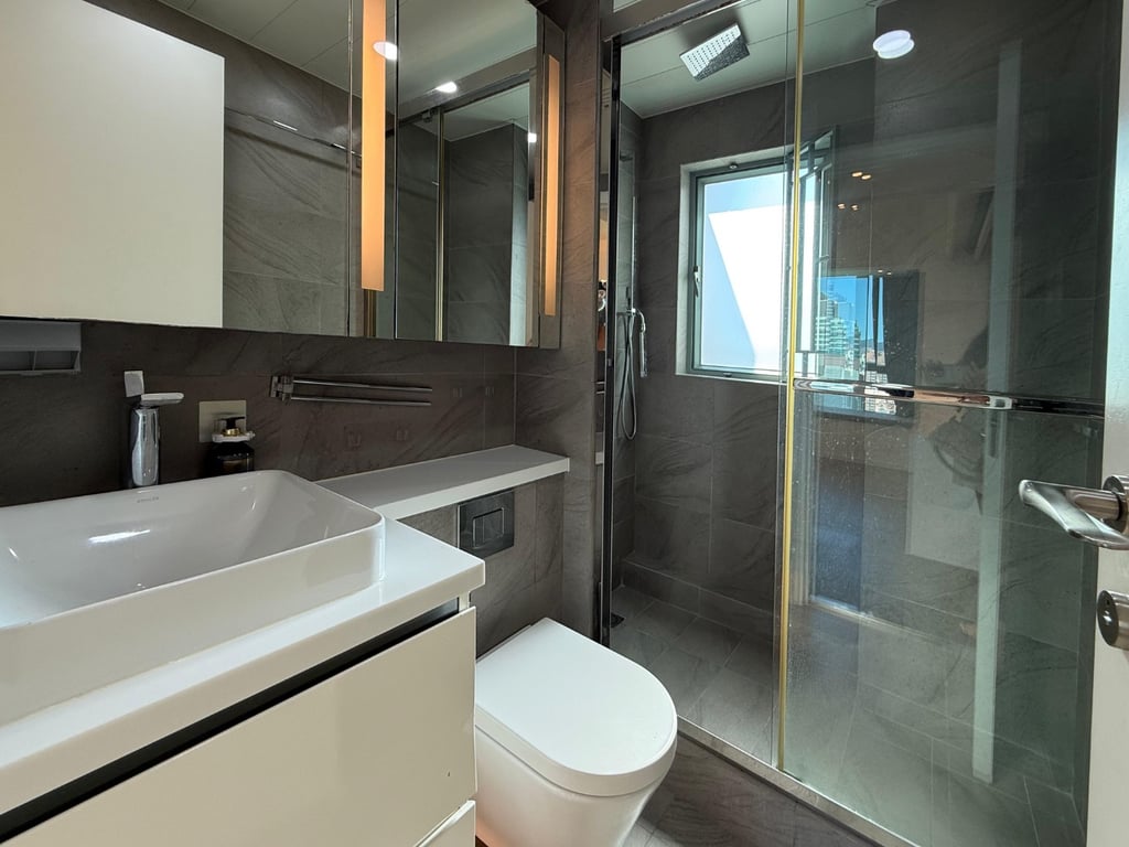 https://img.propertyraptor.com/cdn-cgi/imagedelivery/KD5bF_AFL0JDTbKLWF7z9g/ap8/ap8_001/hornet/prp/img/b7ef3b3391a5ad1a833ed29fe1c090c3-wtm.jpg/public