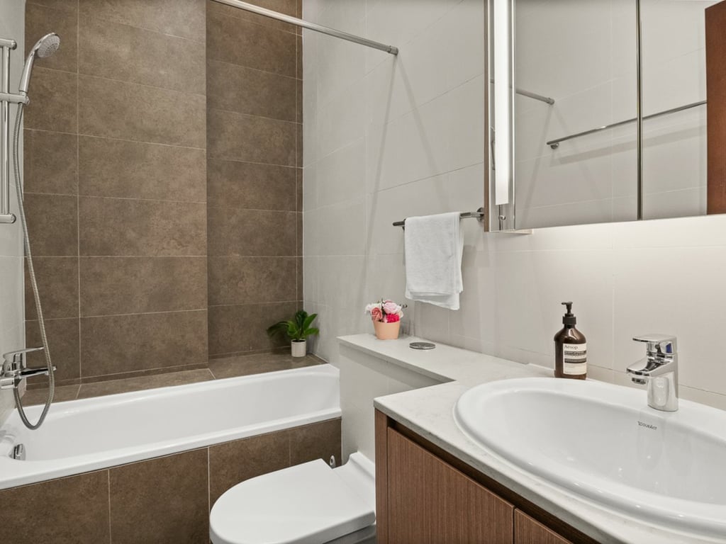 https://img.propertyraptor.com/cdn-cgi/imagedelivery/KD5bF_AFL0JDTbKLWF7z9g/ap8/ap8_001/hornet/prp/img/b81e207965457ac90a89b9ad01b36dd4.jpg/public