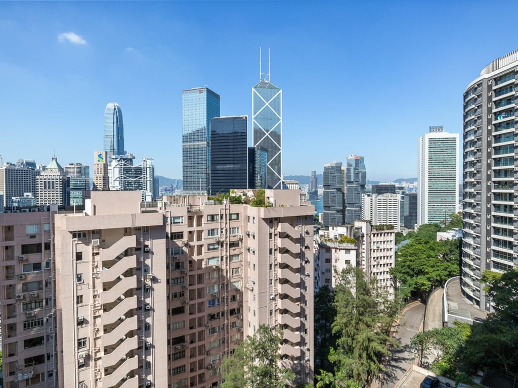 https://img.propertyraptor.com/cdn-cgi/imagedelivery/KD5bF_AFL0JDTbKLWF7z9g/ap8/ap8_001/hornet/prp/img/b838ef55c81955317e026001ecc4cacf.jpg/public