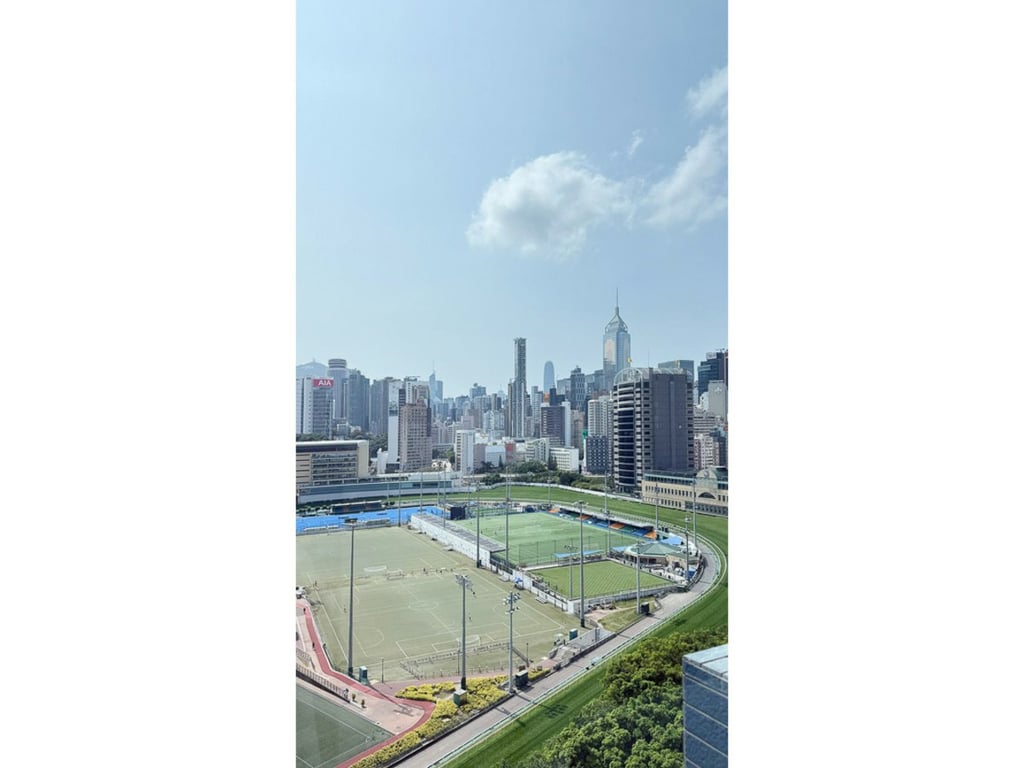 https://img.propertyraptor.com/cdn-cgi/imagedelivery/KD5bF_AFL0JDTbKLWF7z9g/ap8/ap8_001/hornet/prp/img/b8b0c19c63700fb120cb1f49875c0472.jpg/public
